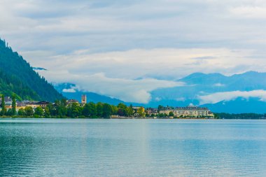 Zell am. Güneş doğarken Zeller Gölü 'nün yanındaki Avusturya' ya bakın..