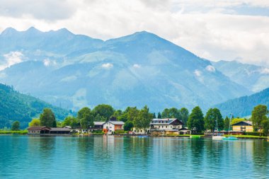 Zell am yakınlarında güneş doğarken Zeller Gölü manzarası..