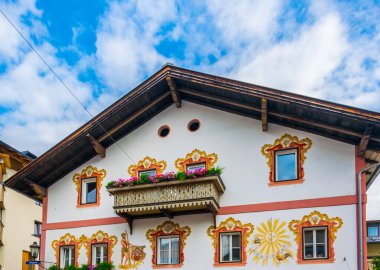 Avusturya 'nın Zell şehrinde renkli yüzlü evler.