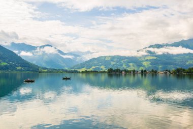 Zell am yakınlarında güneş doğarken Zeller Gölü manzarası..