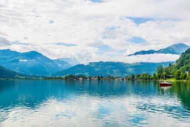 Zell am yakınlarında güneş doğarken Zeller Gölü manzarası..
