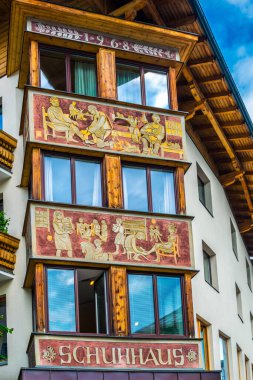 Avusturya 'nın Zell şehrinde renkli yüzlü evler.