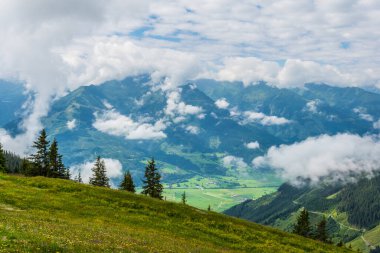 Avusturya 'nın Salzburg bölgesindeki Zell am yakınlarındaki ünlü Pinzgauer spaziergang yürüyüş yolu boyunca uzanan Alpleri görüyorsunuz..