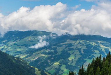 Avusturya 'nın Salzburg bölgesindeki Zell am yakınlarındaki ünlü Pinzgauer spaziergang yürüyüş yolu boyunca uzanan Alpleri görüyorsunuz..