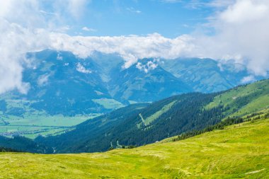 Avusturya 'nın Salzburg bölgesindeki Zell am yakınlarındaki ünlü Pinzgauer spaziergang yürüyüş yolu boyunca uzanan Alpleri görüyorsunuz..