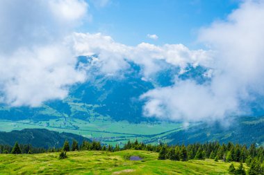 Avusturya 'nın Salzburg bölgesindeki Zell am yakınlarındaki ünlü Pinzgauer spaziergang yürüyüş yolu boyunca uzanan Alpleri görüyorsunuz..