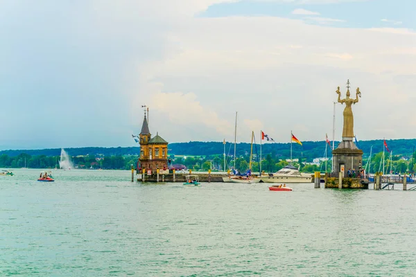 Blick Auf Einen Leuchtturm Mit Einer Berühmten Drehstatue Konstanzer Hafen — Stockfoto