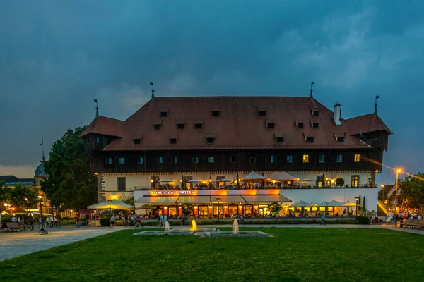 Almanya 'da Konstanz Konzil' in iilüminasyonlu binasının gece görüşü. (Almanca işaret Konzil restoranı diyor)
