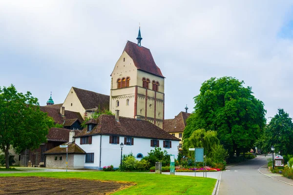 Munster St. Maria und Markus Kilisesi Almanya 'nın Konstanz kenti yakınlarındaki Reichenau adasında yer almaktadır.