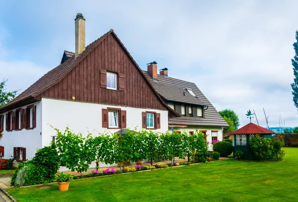 Almanya 'nın Reichenau adasında geleneksel mimari tarzına göre inşa edilmiş güzel bir ev.