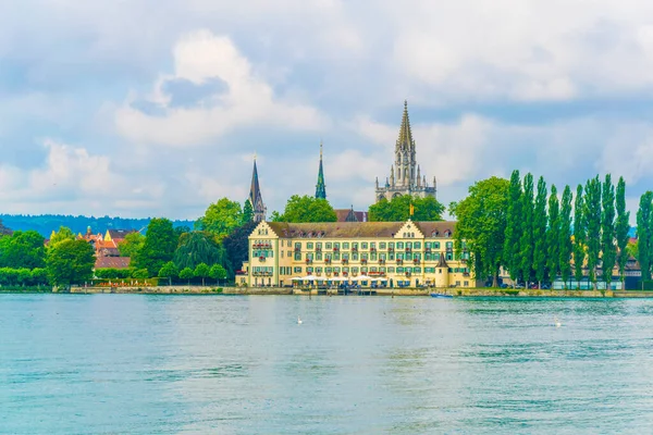 Konstanz 'daki hanımefendimizin ve Steigenberger otelinin katedrali Bodensee Gölü' nün kıyısında duruyor.