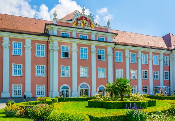 Alman şehri Meersbur 'daki Neue şatosunun manzarası.