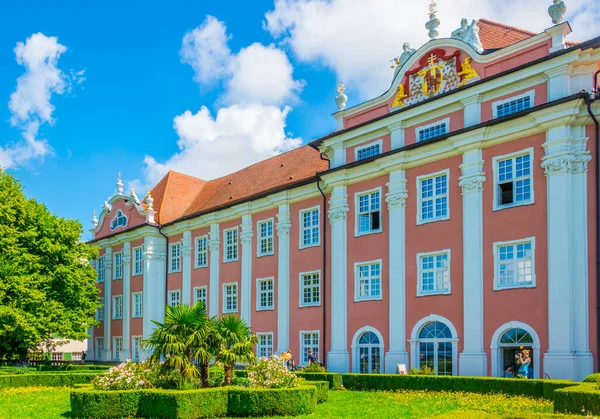 Alman şehri Meersbur 'daki Neue şatosunun manzarası.