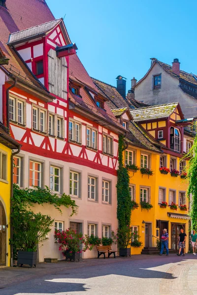 Alman şehri Meersbur 'da renkli yüzlü evler