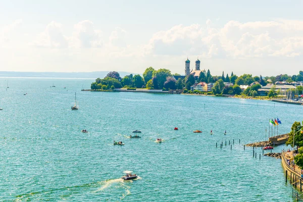Friedrichshafen, Almanya 'daki Schlosskirche Kilisesi ve göl kenarındaki gezinti alanı