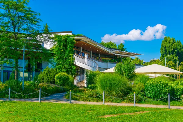 Bir park manzarası ve Alman şehri Friedrichshafen 'in göl kenarındaki gezinti alanı.