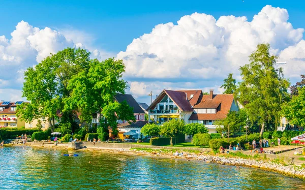 Almanya 'da Bodensee kıyısındaki Langenargen kasabasının manzarası