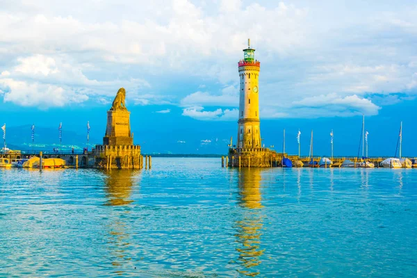 Faro Una Estatua León Gurudeando Una Entrada Puerto Lindau Alemania — Foto de Stock