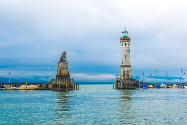 Világítótorony Egy Oroszlánszobor Gurul Lindau Kikötőjébe — Stock Fotó