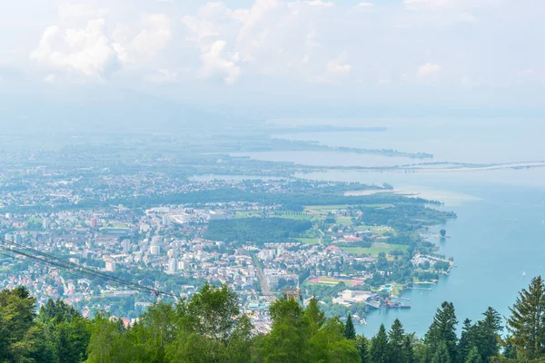 Bodensee Gölü üzerinde yer alan Avusturya şehri Bregenz 'in hava manzarası