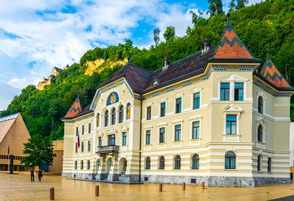 Vaduz, Lihtenştayn 'daki Guttenberg kalesi, eski ve yeni parlamento binası manzarası.