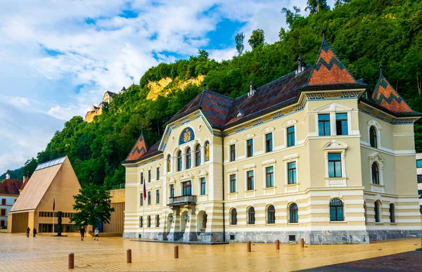 Vaduz, Lihtenştayn 'daki Guttenberg kalesi, eski ve yeni parlamento binası manzarası.