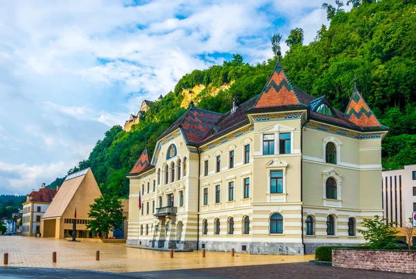 Vaduz, Lihtenştayn 'daki Guttenberg kalesi, eski ve yeni parlamento binası manzarası.