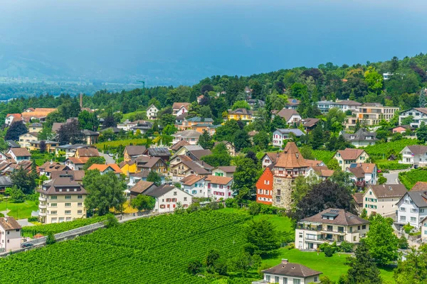 Lihtenştayn 'daki ünlü kırmızı evin hava manzarası..