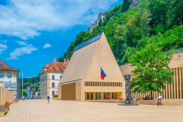 Vaduz, Lihtenştayn 'daki yeni parlamento binası ve guttenberg kalesi manzarası.
