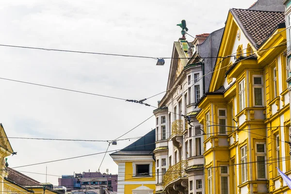 Avusturya 'nın Innsbruck kentindeki renkli yüzlü evler