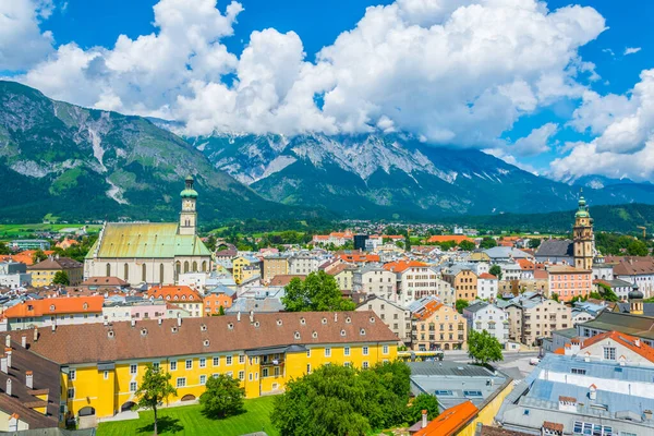 Hasegg şatosunun tepesinden Avusturya 'nın Tirol kentindeki Hall' un havadan görünüşü.