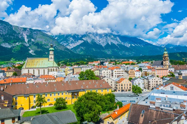Hasegg şatosunun tepesinden Avusturya 'nın Tirol kentindeki Hall' un havadan görünüşü.
