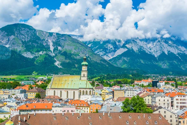Hasegg şatosunun tepesinden Avusturya 'nın Tirol kentindeki Hall' un havadan görünüşü.