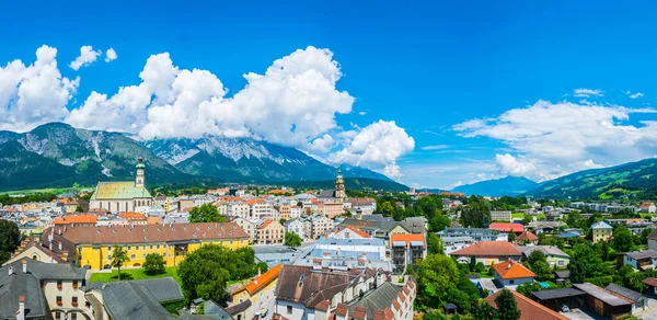 Hasegg şatosunun tepesinden Avusturya 'nın Tirol kentindeki Hall' un havadan görünüşü.