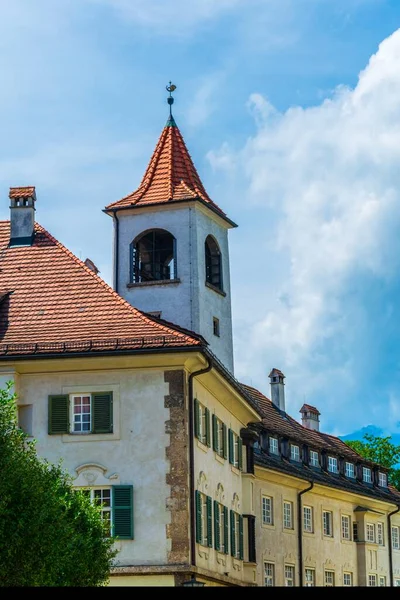 Tirol 'deki Avusturya belediye binasında renkli cepheli evler.