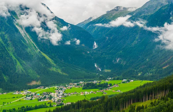Krimmml köyünün ve Krimmler 'in hava manzarası Avusturya Alpleri Avusturya, Avrupa' da düşüyordu..