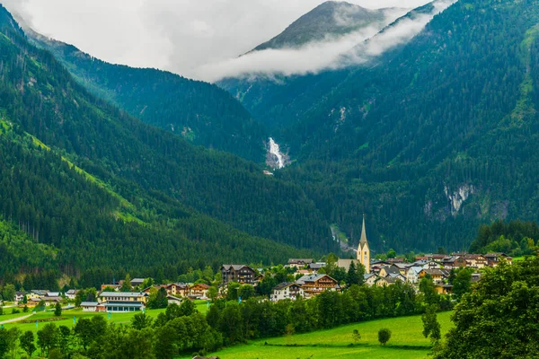 Krimmml köyünün ve Krimmler 'in hava manzarası Avusturya Alpleri Avusturya, Avrupa' da düşüyordu..