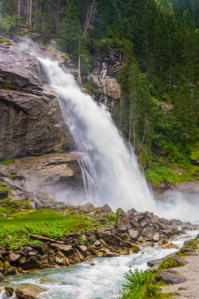 Avusturya 'daki en yüksek şelale olan Krimmml Şelalesi manzarası.