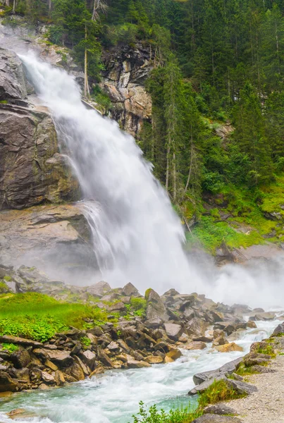 Avusturya 'daki en yüksek şelale olan Krimmml Şelalesi manzarası.