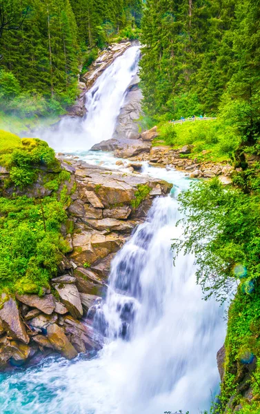 Avusturya 'daki en yüksek şelale olan Krimmml Şelalesi manzarası.