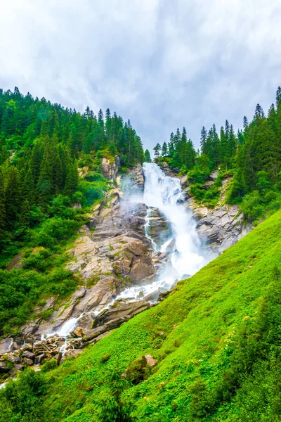 Avusturya 'daki en yüksek şelale olan Krimmml Şelalesi manzarası.