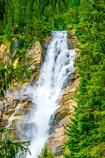 Avusturya 'daki en yüksek şelale olan Krimmml Şelalesi manzarası.