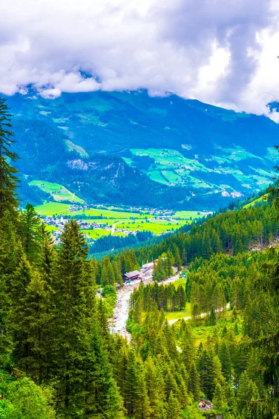 Krimmler 'in altındaki Krimmmml köyünün havadan görünüşü Avusturya Alpleri, Avrupa' daki şelaleler gibiydi..