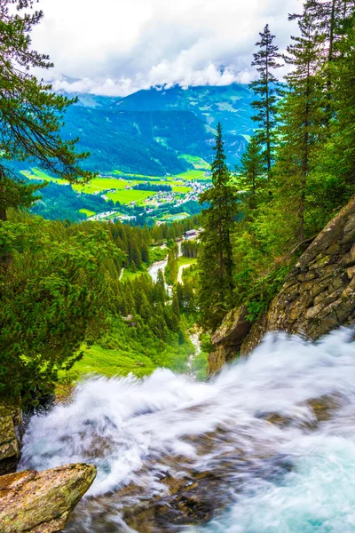 Krimmler 'in altındaki Krimmmml köyünün havadan görünüşü Avusturya Alpleri, Avrupa' daki şelaleler gibiydi..