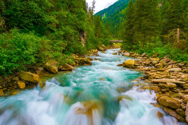 Avusturya 'daki en yüksek şelale olan Krimmml Şelalesi manzarası.