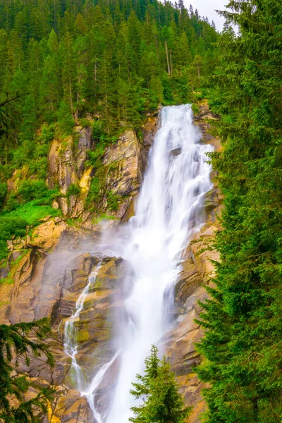 Avusturya 'daki en yüksek şelale olan Krimmml Şelalesi manzarası.