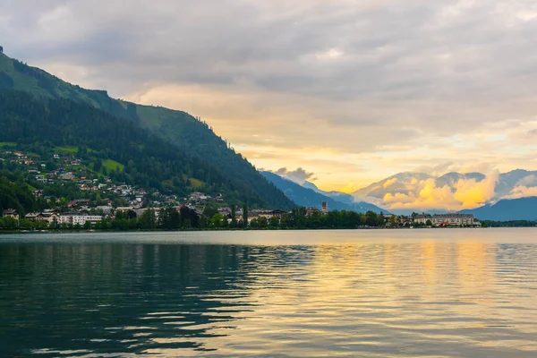 Zell am. Gün batımında Zeller Gölü 'nün yanındaki Avusturya' ya bakın..