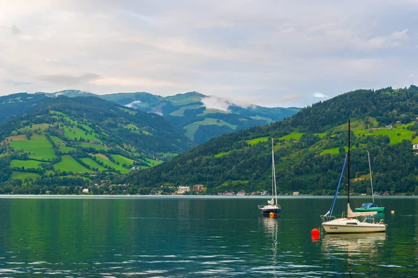 Zell am yakınlarında gün batımında Zeller Gölü manzarası..
