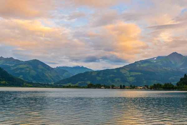 Zell am yakınlarında gün batımında Zeller Gölü manzarası..