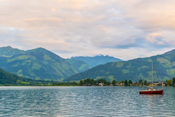 Zell am yakınlarında gün batımında Zeller Gölü manzarası..